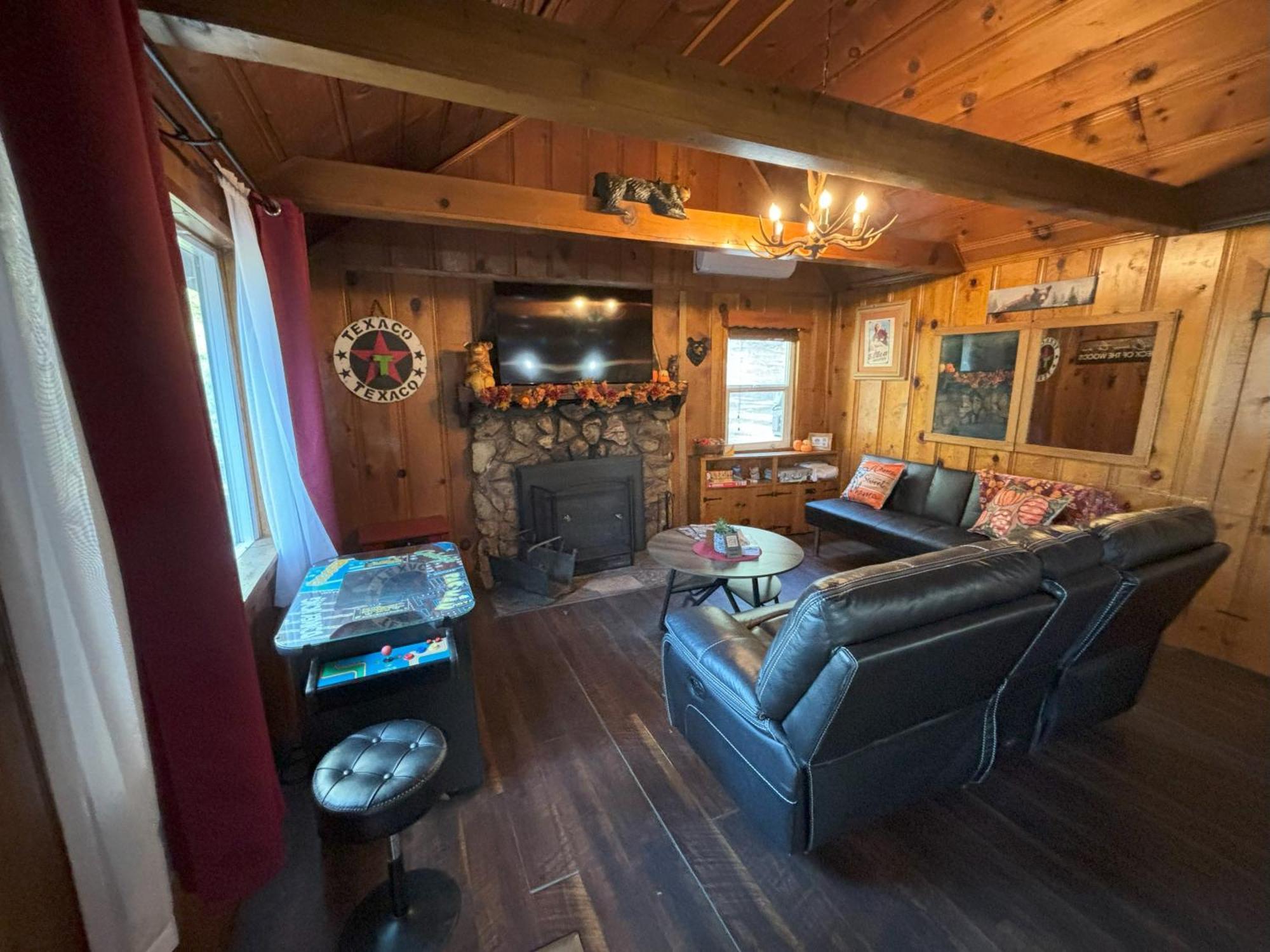 Snow Bunny Lodge - Perfect Big Bear Getaway! Deck With A New Hot Tub And Charcoal Barbecue! Big Bear Lake Exterior foto